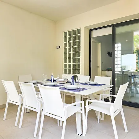 Modern 2 Bed Ground Floor Cortesin アパート *