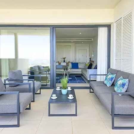 Modern 2 Bed Ground Floor Cortesin * カサーレス